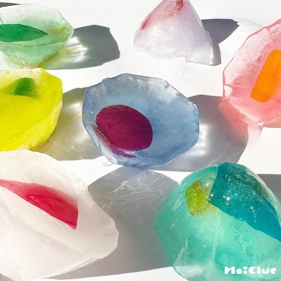 カラフル氷、セロファン入り！〜色の混ざり合いや変化が楽しい色水・感触遊び〜