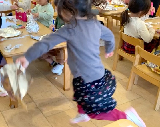 「材料をとりにいく背中」〜造形あそびとこどもたち Vol.2〜