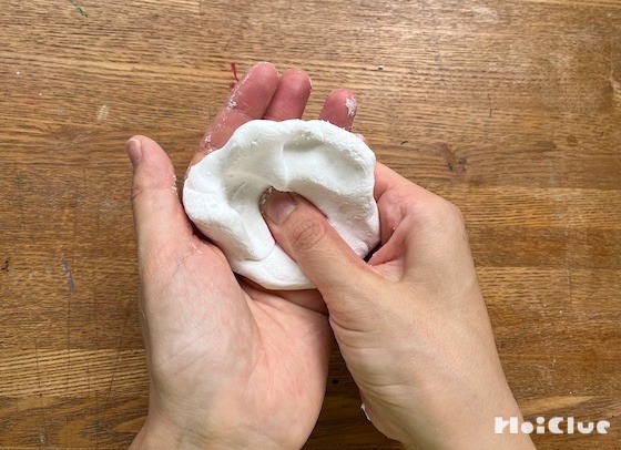 紙粘土であそぼう！〜感触あそびから造形あそびへ〜