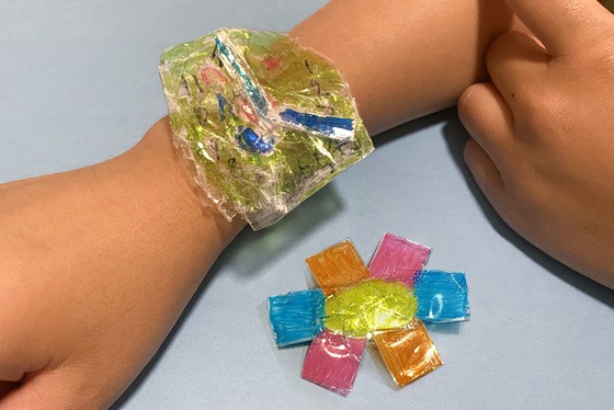 セロハンテープが大変身！〜自由に貼って繋げて作る遊び〜