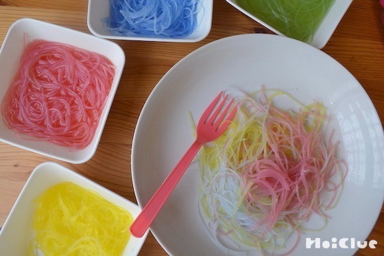 ツルツル感触遊び〜五感で楽しむカラフル春雨の遊び〜