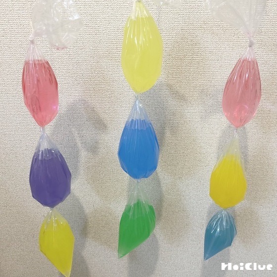 色水カーテン〜絵の具と傘袋で楽しむ色水遊び〜