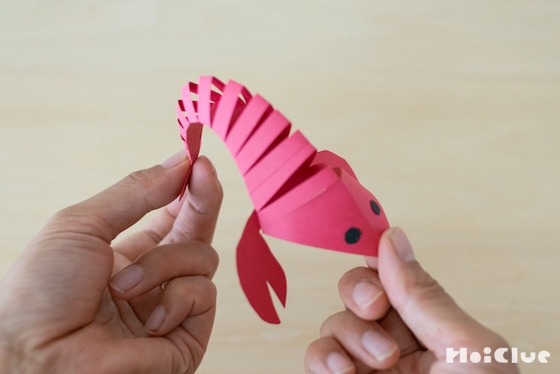 【工作コラム】体がぐにゃりと曲がる！ザリガニの制作&ザリガニ釣りあそび〜素材／色画用紙〜