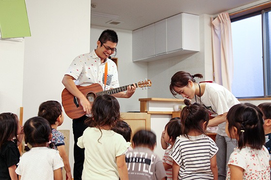 「いかに子どもの声や姿に気付けるかで、あそび歌の楽しさは変わる」保育シンガーソングライター荒巻シャケさんの考える、あそび歌の在り方。 「いかに子どもの声や姿に気付けるかで、あそび歌の楽しさは変わる」保育シンガーソングライター荒巻シャケさんの考える、あそび歌の在り方。