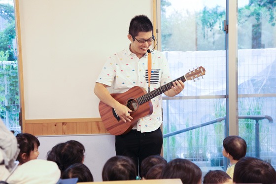 保育シンガーソングライター荒巻シャケさんに聞く、「自発的に楽しめるあそび歌」になる４つのポイント