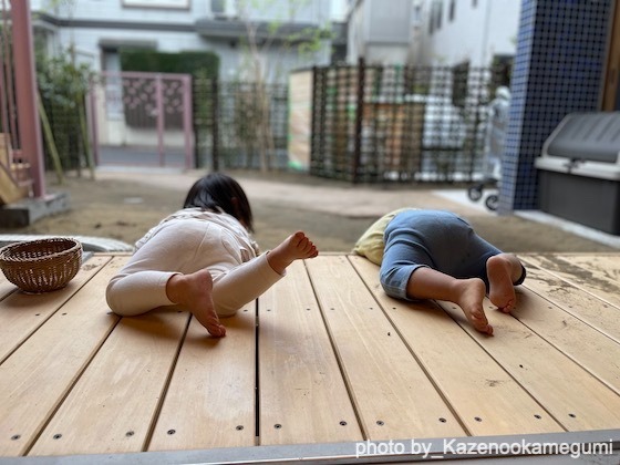 外でも中でもないお気に入りの場所(東京都世田谷区ー風の丘めぐみ保育園) 外でも中でもないお気に入りの場所(東京都世田谷区ー風の丘めぐみ保育園)