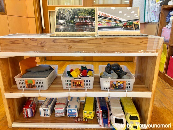 登りたくなってしまう棚の使い道（神奈川県横浜市ーゆうゆうのもり幼保園）