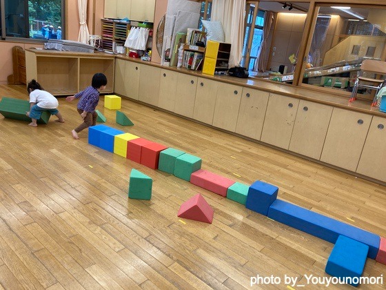 色々な物に見立てながら・・・(神奈川県横浜市ーゆうゆうのもり幼保園) 色々な物に見立てながら・・・(神奈川県横浜市ーゆうゆうのもり幼保園)