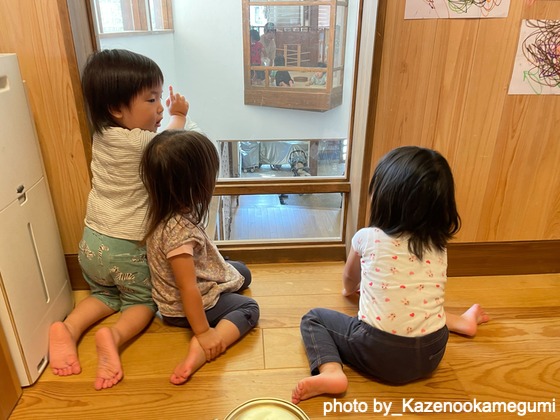 窓で心がつながる（東京都世田谷区ー風の丘めぐみ保育園）