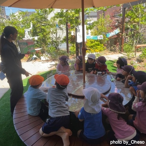 不思議と対話が広がる丸机（佐賀県佐賀市ーおへそこども園）