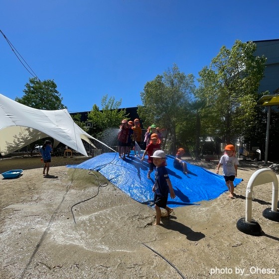 即席ウォータースライダーで夏全開！（佐賀県佐賀市ーおへそこども園）