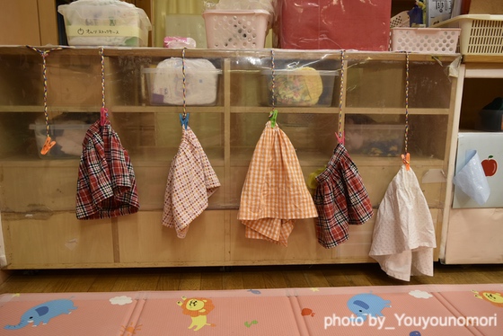 自分で着替えたい(神奈川県横浜市ーゆうゆうのもり幼保園) 自分で着替えたい(神奈川県横浜市ーゆうゆうのもり幼保園)