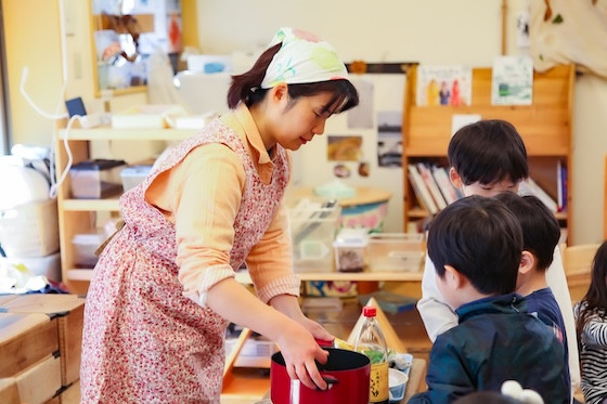 多様な大人が子どもの世界をひらく。文京区立お茶の水女子大学こども園の「暮らし」と「つながり」