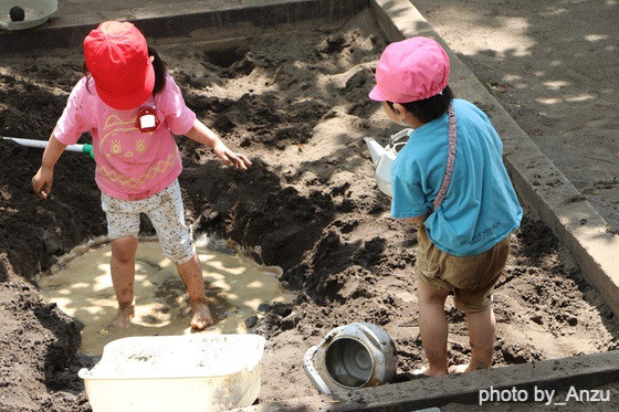 暑い日は裸足になって水遊び（埼玉県入間市ーあんず幼稚園）