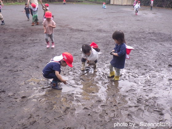 雨を思い切り楽しんで(東京都町田市ーしぜんの国保育園) 雨を思い切り楽しんで(東京都町田市ーしぜんの国保育園)