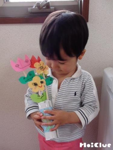 ダンボール花瓶の手作り花束〜春の贈り物にうれしい製作遊び〜