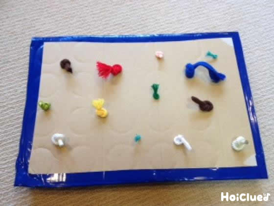 カラフルひもくらべ〜にぎって、ひっぱって！乳児さんから楽しめる手作りおもちゃ〜