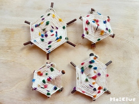 毛糸と木の枝で楽しむ手作り飾り～秋冬時期により楽しそうな製作遊び〜