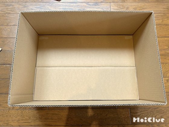 蓋部分が切り取られた、ダンボール箱の写真