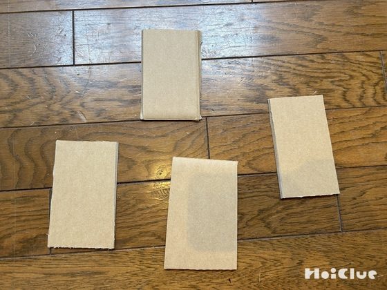 小さな長方形サイズに切られた、ダンボール板の写真。