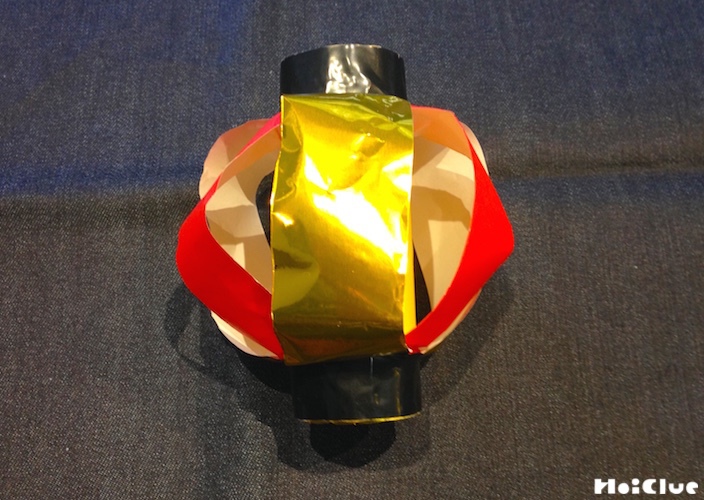 芯の上下両端にビニールテープを巻き完成した提灯の写真