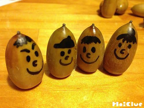 どんぐりに顔を描いた写真