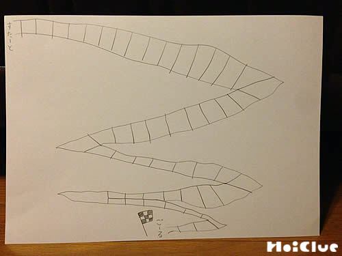すごろくの道を描いた画用紙の写真